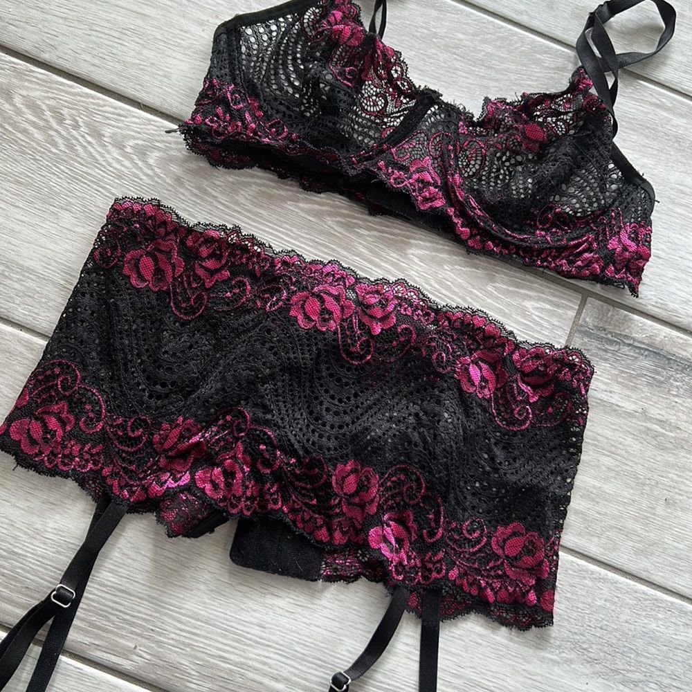 Pink and black lace lingerie set - Picture 2 of 4